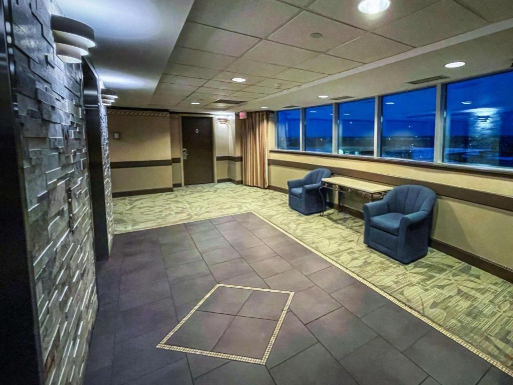 The Glenmore Inn & Convention Centre YYC Exterior foto