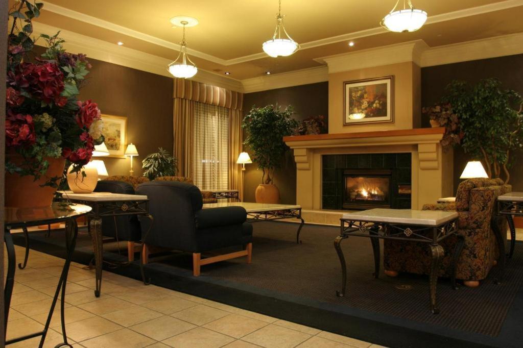 The Glenmore Inn & Convention Centre YYC Exterior foto