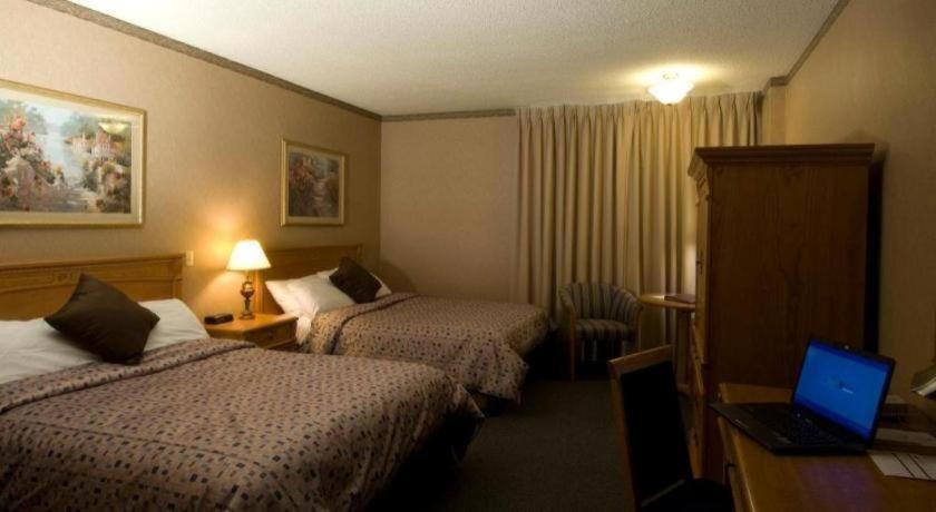 The Glenmore Inn & Convention Centre YYC Exterior foto