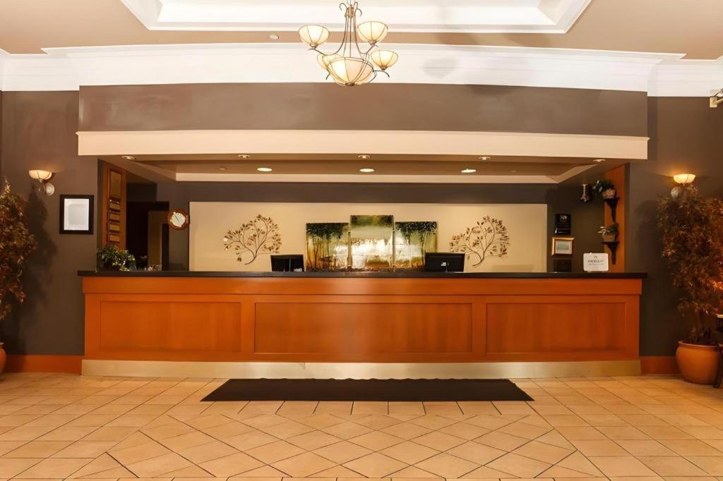 The Glenmore Inn & Convention Centre YYC Exterior foto